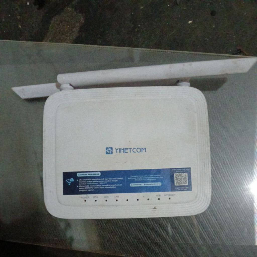 Router WiFi YINETCOM-dengan-antena-putih-untuk-internet-rumah