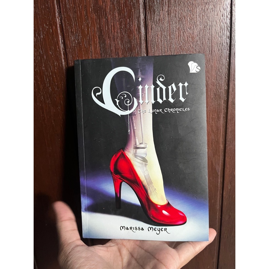 Novel Cinder The Lunar Chronicles Marissa Meyer Original Segel