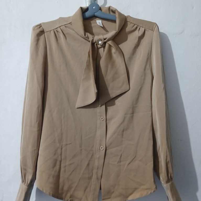 [PRELOVED] KEMEJA SATIN XINGLONG PITA