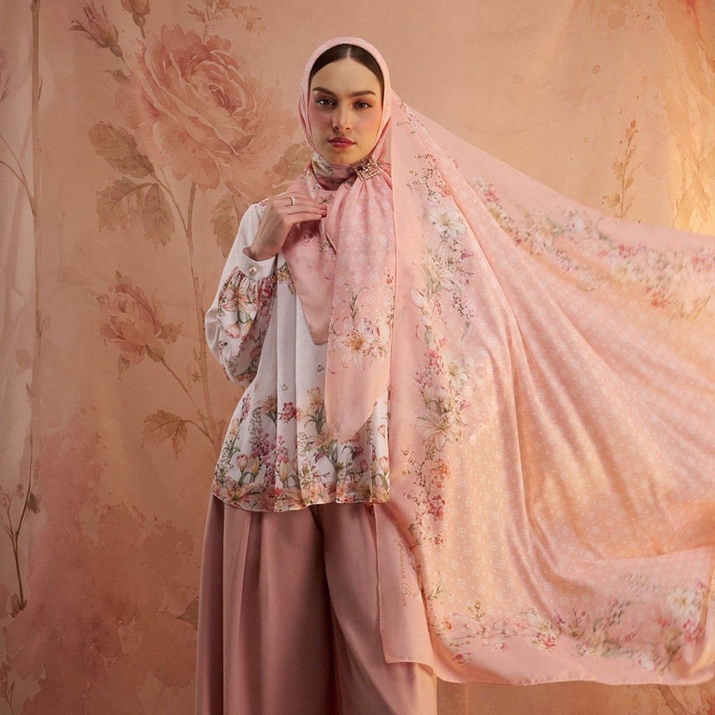 IVAN GUNAWAN - Hijab Motif Estrella Pink Scarf Jilbab Segi Empat ORIGINAL By IVAN GUNAWAN