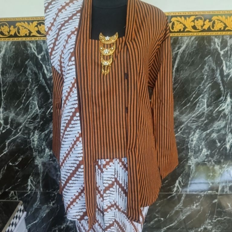 setelan kebaya lurik kutubaru kombinasi rok dan slendang batik lereng putih