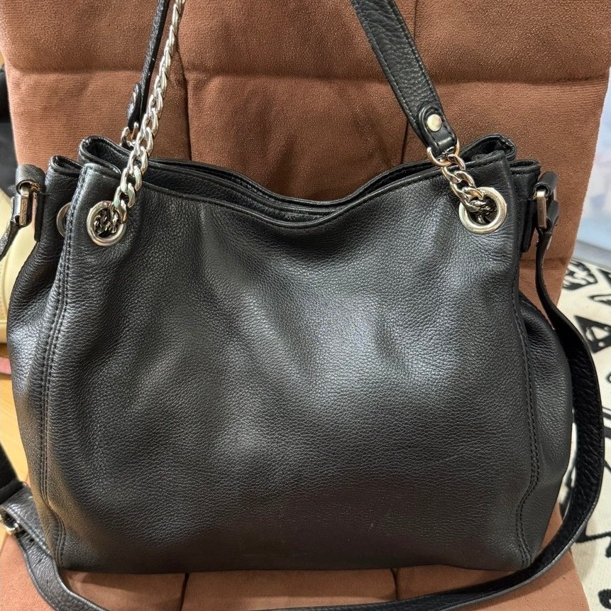 MK Tas Selempang Wanita Hitam Model Hobo dengan Rantai dan Tali Panjang