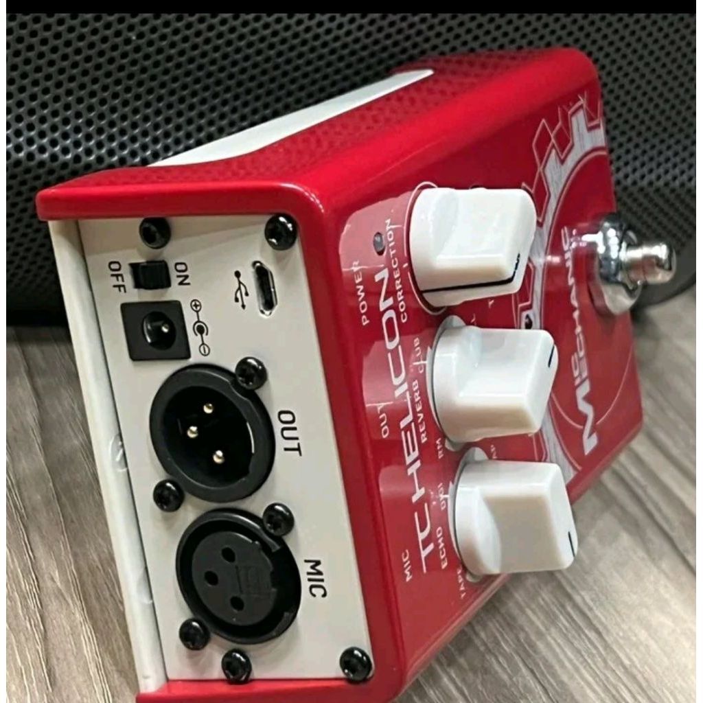 Efek Reverb TC Helicon 2 Correction Merah dengan Input Mic dan Output XLR