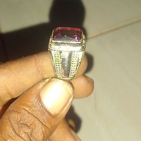 Cincin pria warna perak dengan batu merah persegi model tebal