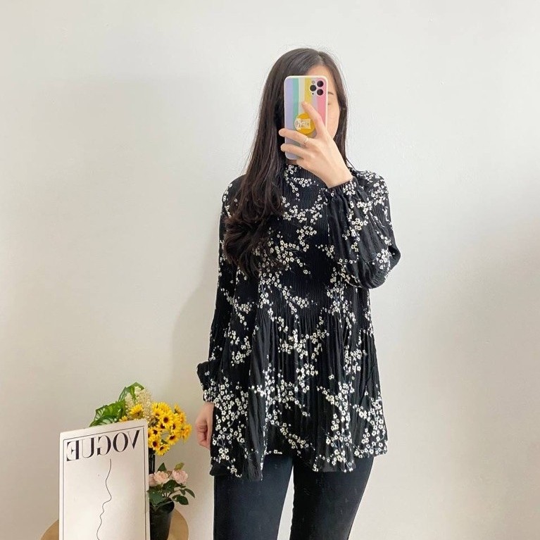 Sora top- Blus Wanita Hitam Motif Bunga Putih Lengan Panjang Model Plisket import