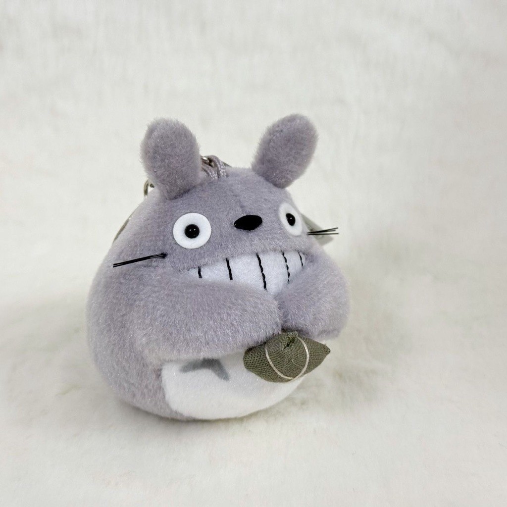PREORDER Gantungan kunci boneka Totoro abu-abu bentuk segitiga dengan ekspresi menyeringai, seri ani