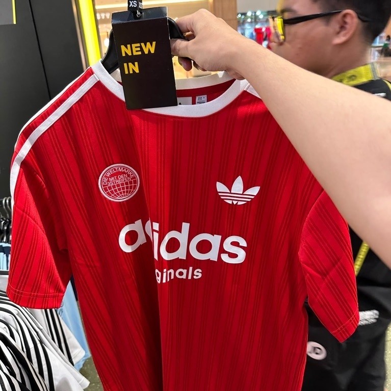 Kaos jersey logo ( adidas )