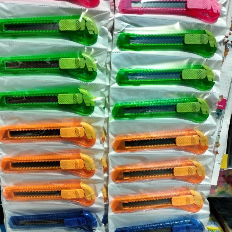 

Sale (Isi 12 Pcs) Pisau Cutter Bening Warna/Pisau Cutter Bening Warna Besar Sale