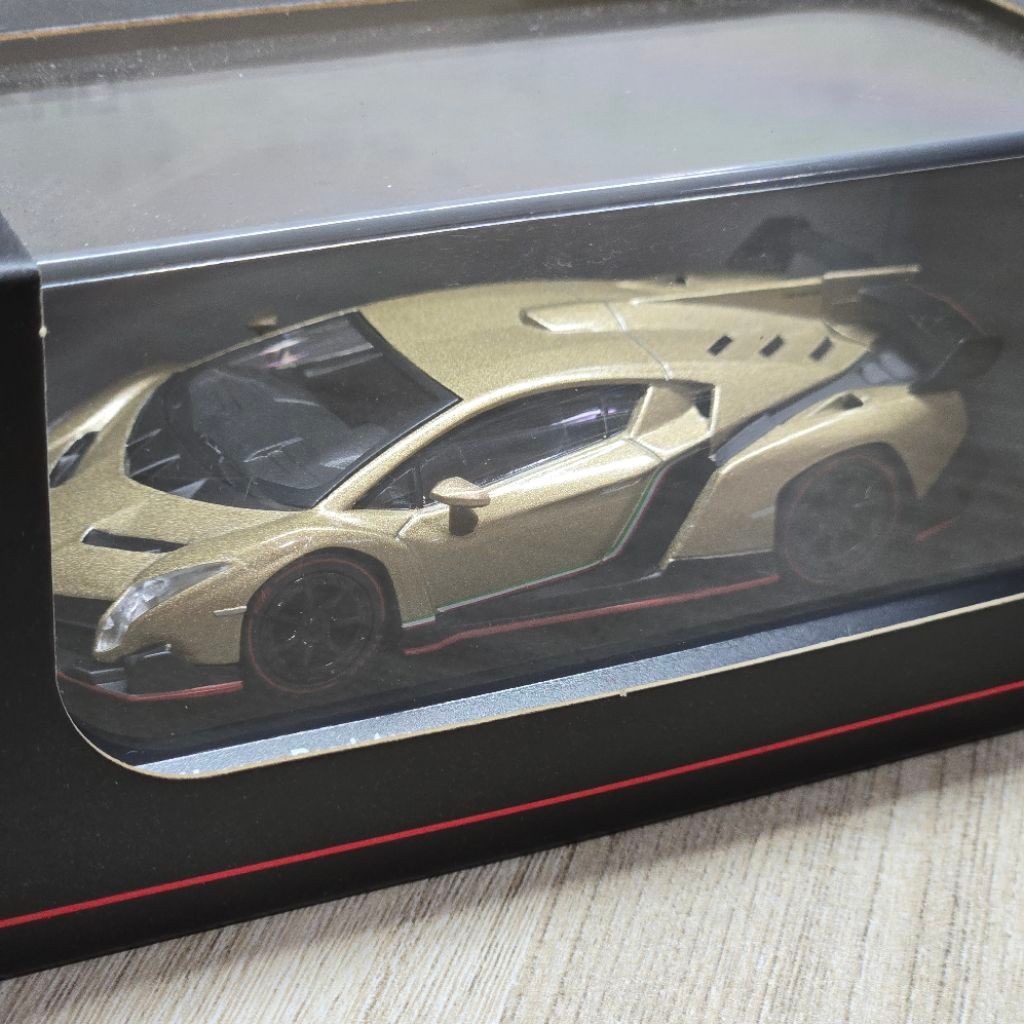 Kyosho 1/64 Lamborghini Veneno Gold