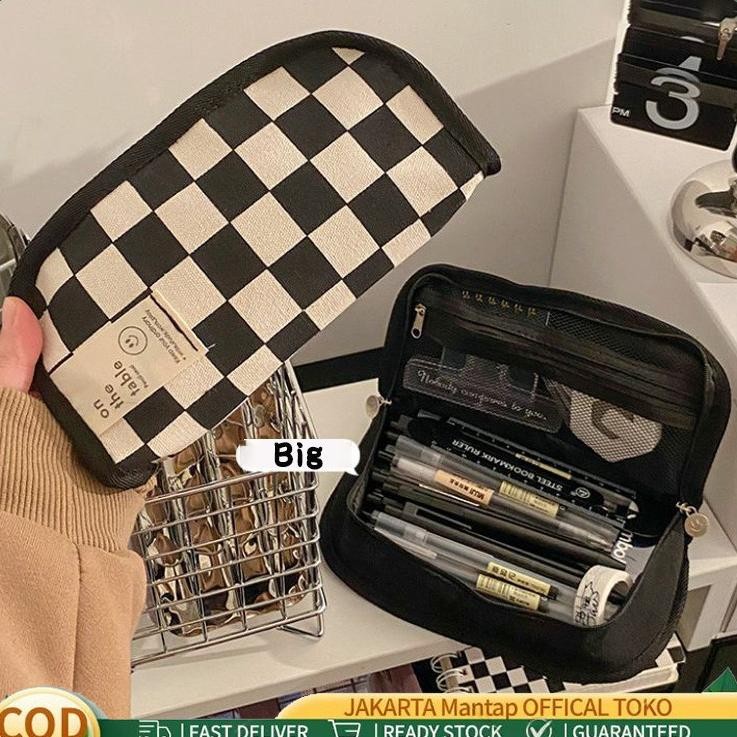 

Terlaris Mantap - Tempat Alat Tulis Jepang Berkapasitas Besar / Kotak Pensil Kotak-Kotak Hitam Putih Berkapasitas Besar / Kotak Pensil / Tempat Pensil Ala Ah