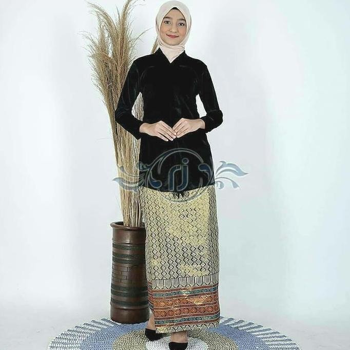 Kebaya Beludru Kartini