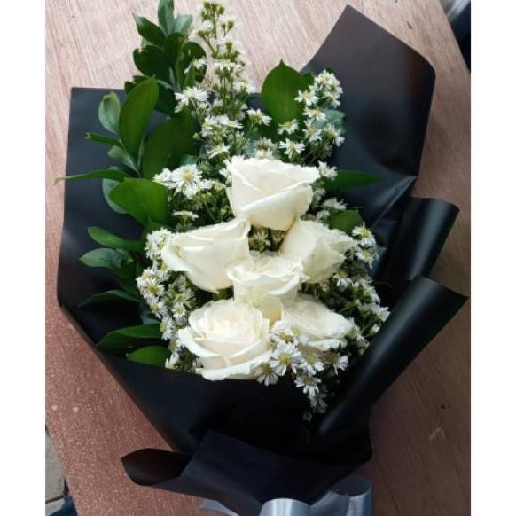 Sweet Hand Bouquet Buket Bunga Mawar Mawar Putih Valentine Bouquet