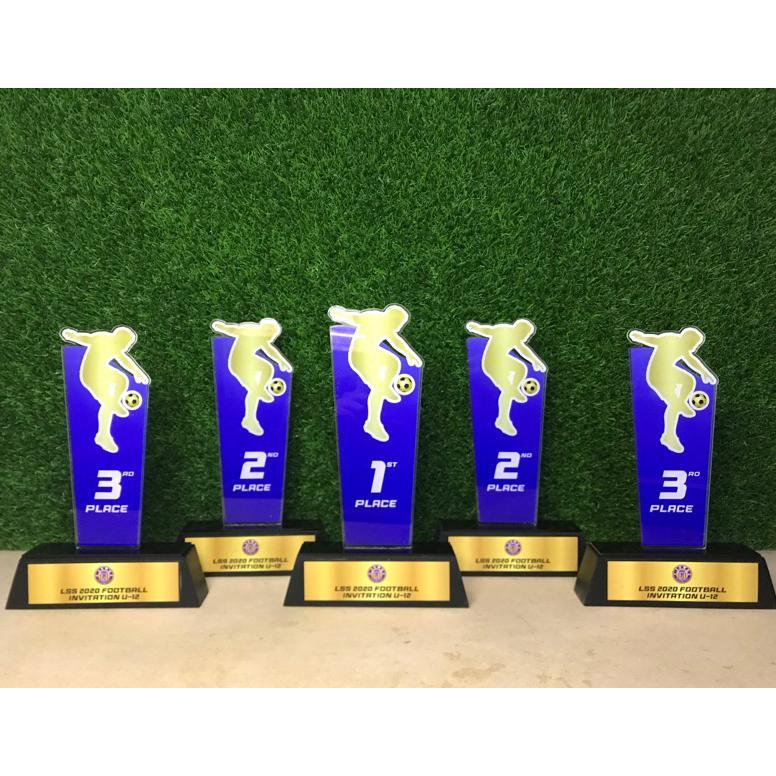 PIALA SEPAKBOLA AKRILIK DUDUKAN BALOK HITAM DUDUKAN KAYU PIALA SEPAKBOLA