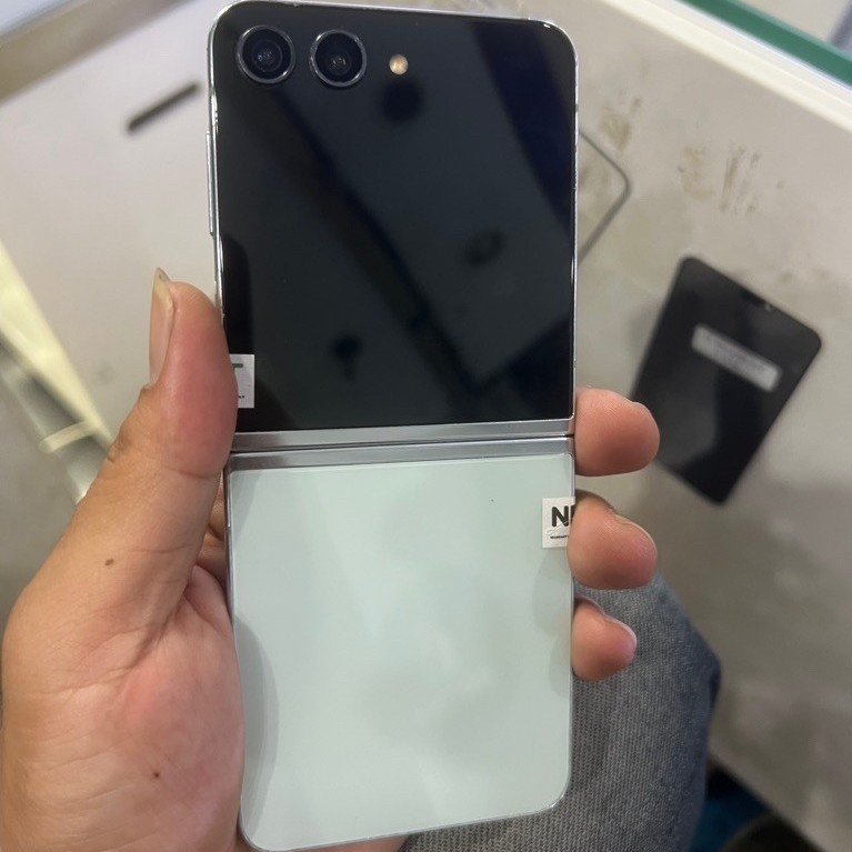 Samsung Z flip 5 8/256gb unit only minus
