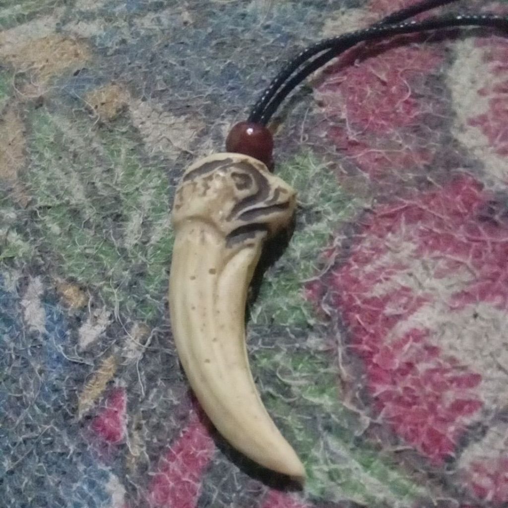 kalung etnik taring kuku macan resin