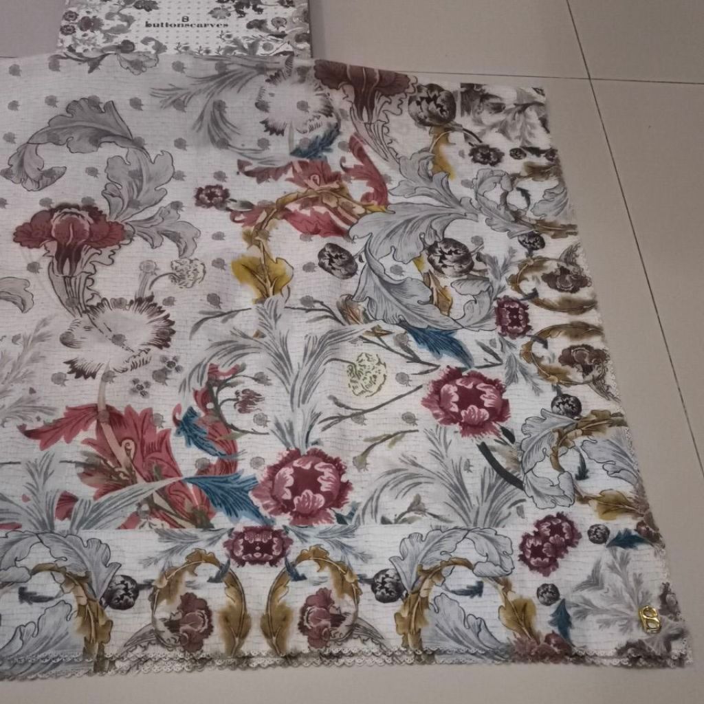 Buttonscarves series Royal 1 White