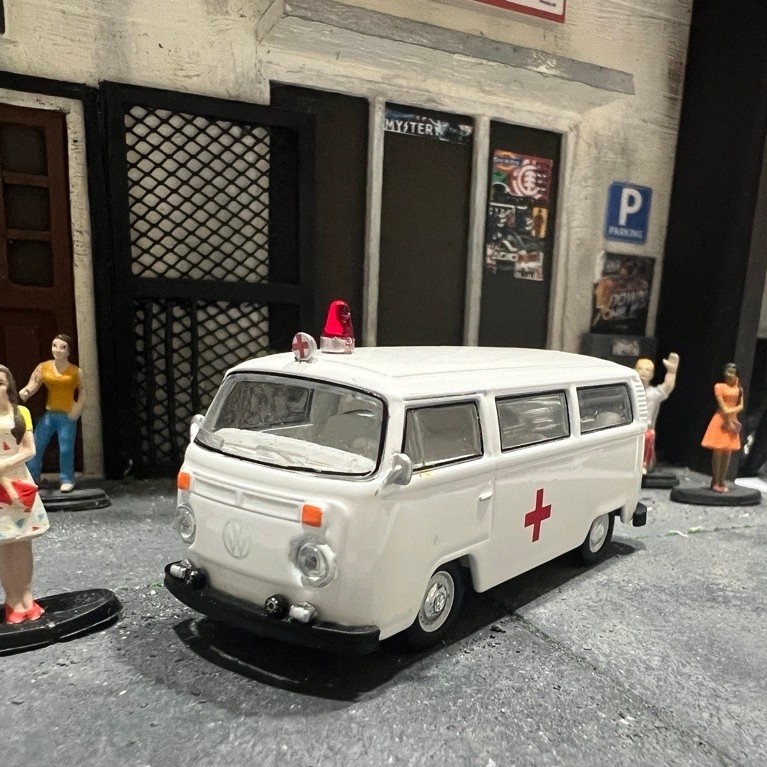 Greenlight 1975 Volkswagen Type 2 Ambulance and 1968 Volkswagen Type 2 Bus