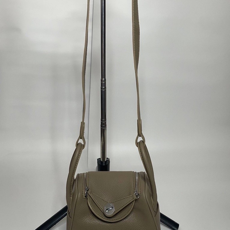 This is an HRMS Mini Lindy in Etoupe Taurillon Clemence leather with palladium-plated hardwareMS