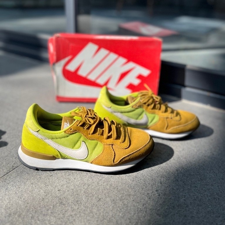 (Preloved) Sepatu NIKE WMNS Internationalist – Bronzine / White – Cyber-Yellow-ORIGINAL 100%- Size 3