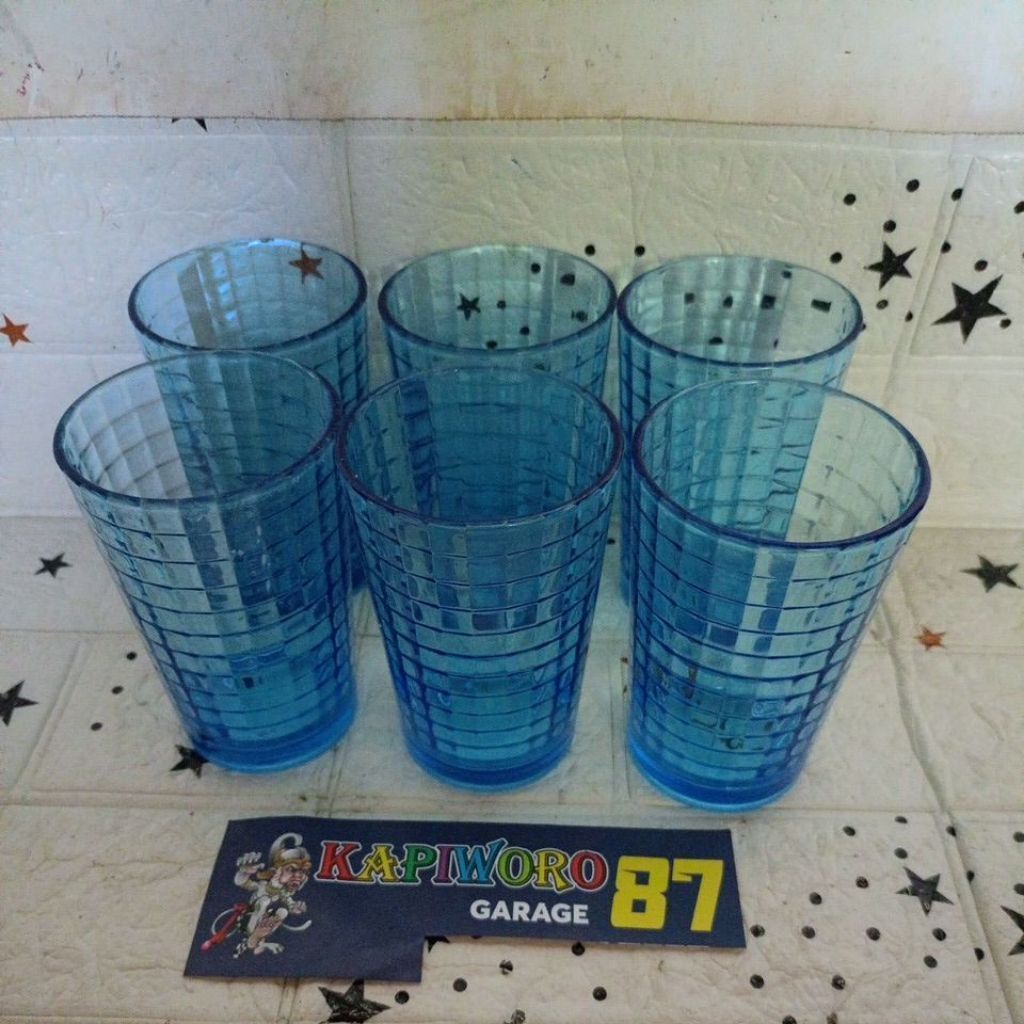 gelas warna biru