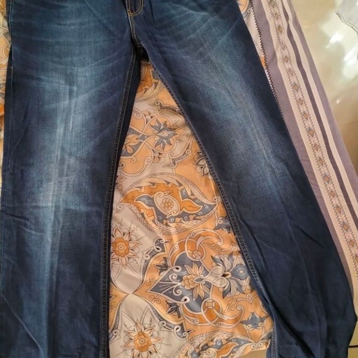 celana levis lois
