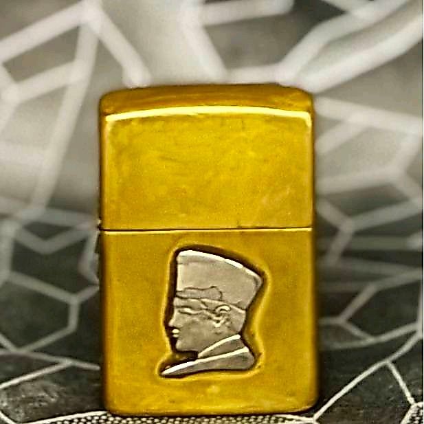 "Zippo Original 1997 Profil Soekarno – Vintage Langka dengan Insert Cerutu Asli 2023"