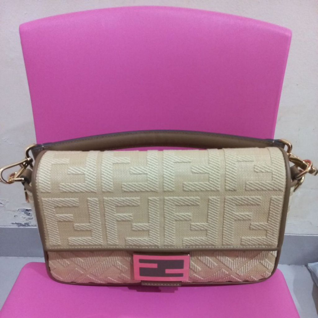 Tas Selempang Wanita Motif Monogram Krem dengan Tali Rantai dan Handle Atas Fendi Preloved