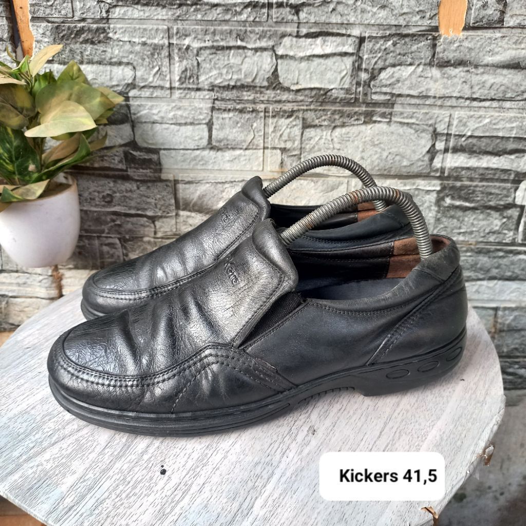 Sepatu second loafers kulit merk kickers size41 insol26,5cm