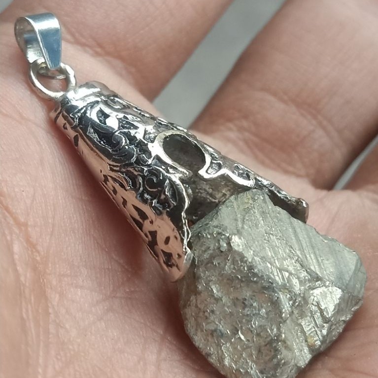 liontin batu badar emas