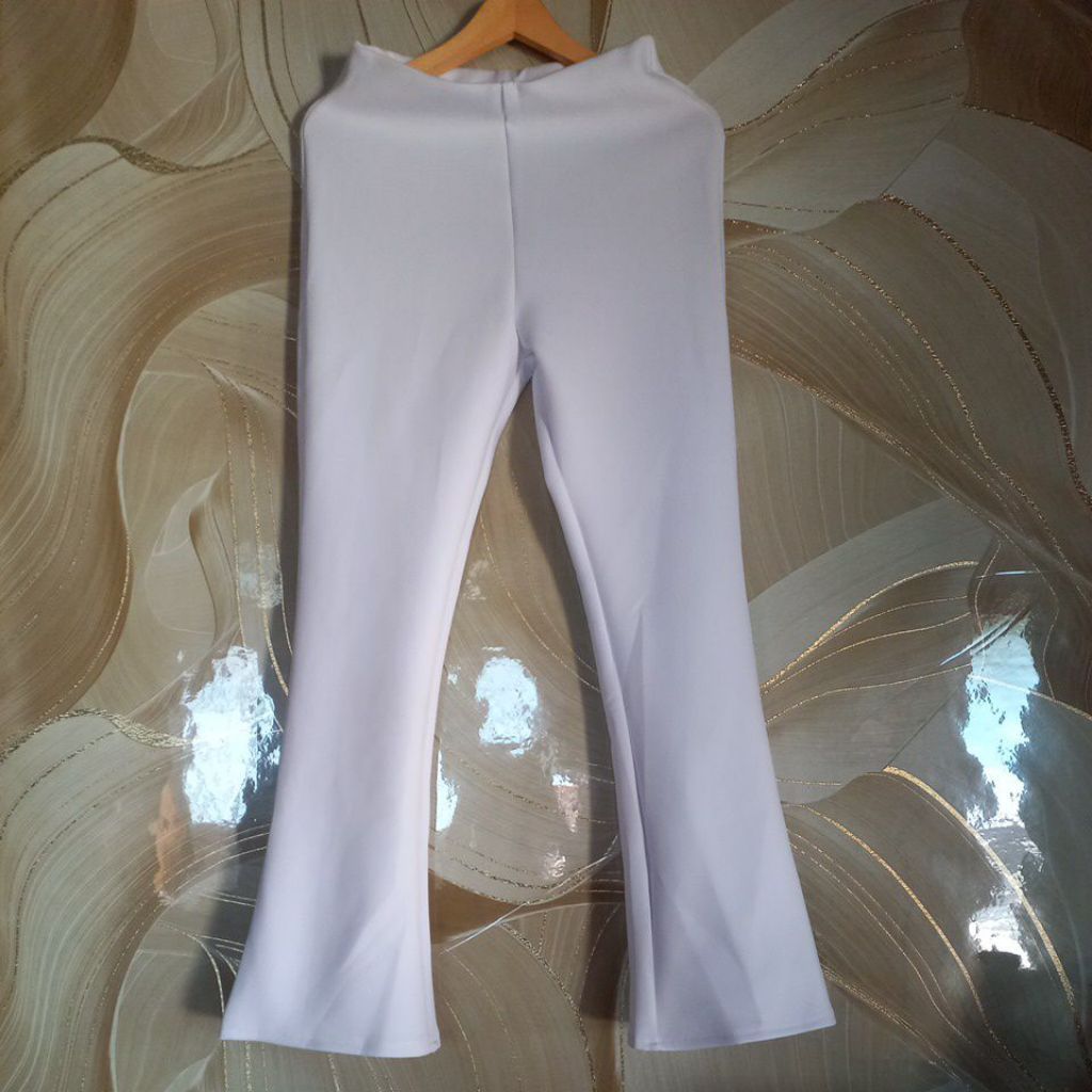 (Preloved) Celana Flare Pants Highwaist Loose Pants - Highwaist Kulot Cutbray Warna Putih Bersih.