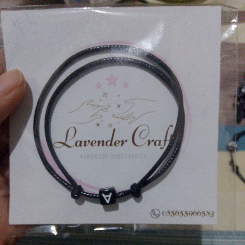 gelang inisial hitam