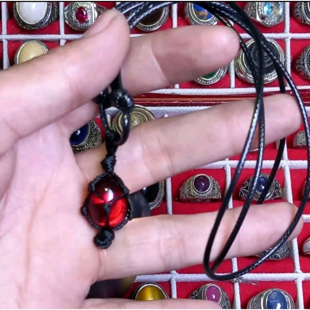 Kalung liontin merah siam bentuk rajut