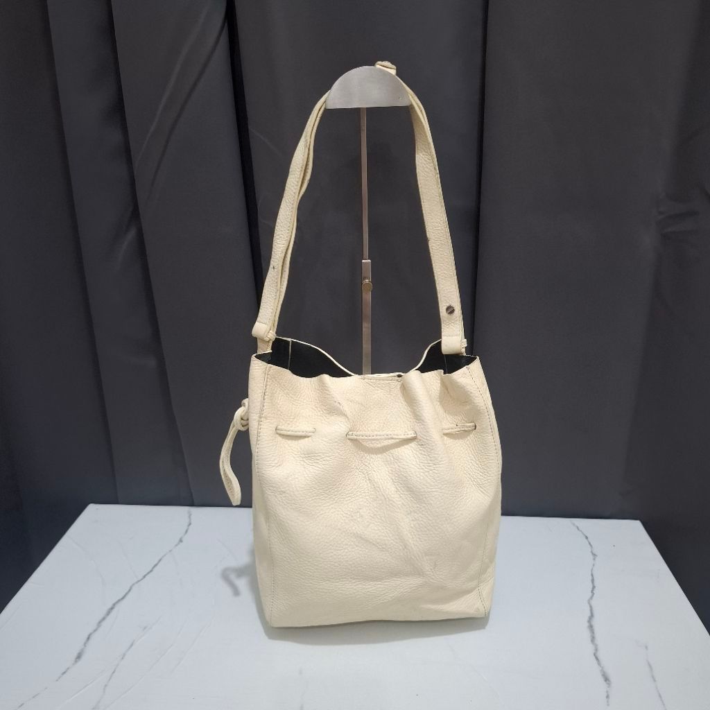 Le Abonne Slingbag Hobo Bucket Bag Kulit Asli in Ivory
