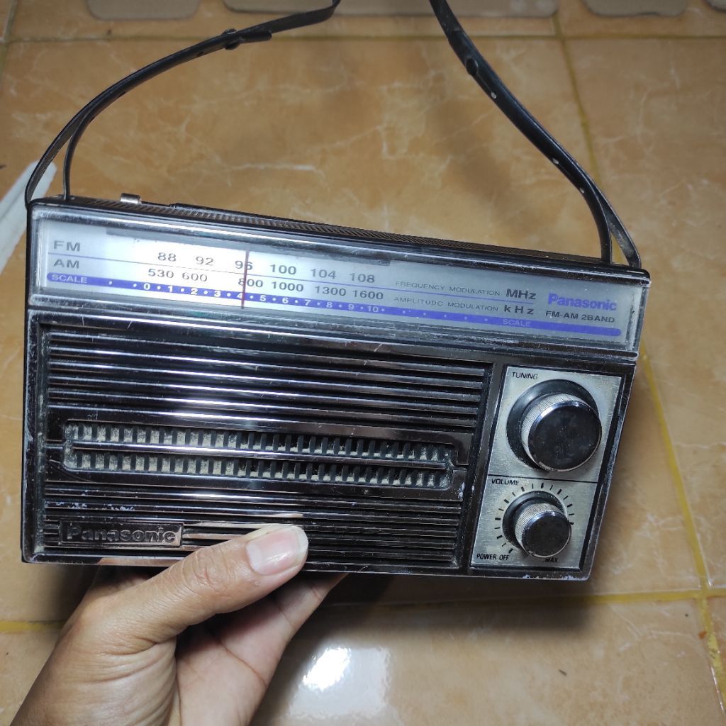 radio panasonic model RF-5250 bekas masih hidup buat pajangan ( baca diskripsi)