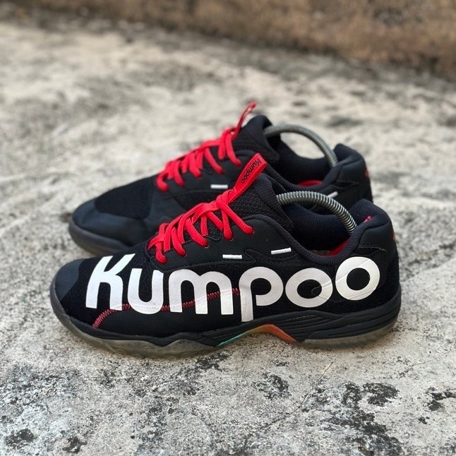 sepatu olahraga  batminton