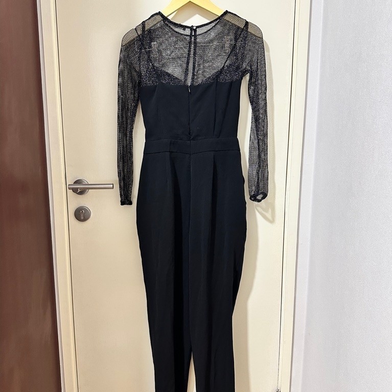 Jumpsuit wanita hitam lengan panjang dengan detail mesh transparan atasan