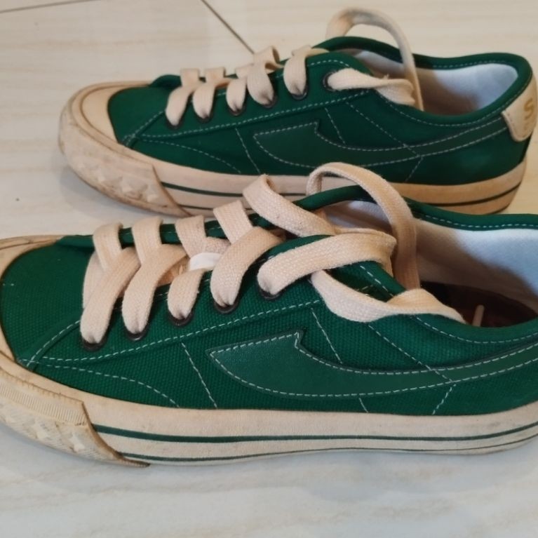 SEPATU COMPASS BBQ MOUNTAIN BOYS. KONDISI USED TAPI MASIH BAIK DAN TERAWAT WARNA HIJAU DAN SIZE 38.