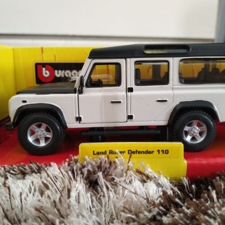 Bburago Land Rover Defender 110  skala 32