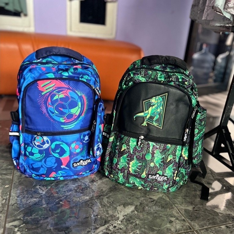 Tas Ransel Smiggle motif bola sepak dan dinosaurus untuk anak