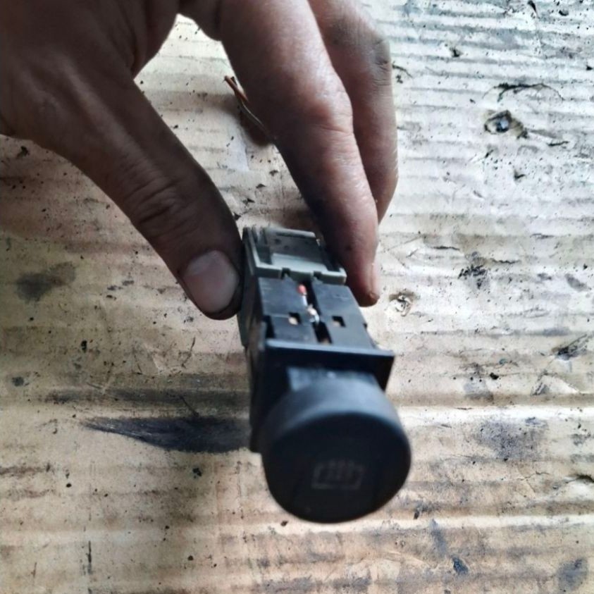 switch saklar tombol window deffoger pemenas kaca belakang peugeot 306