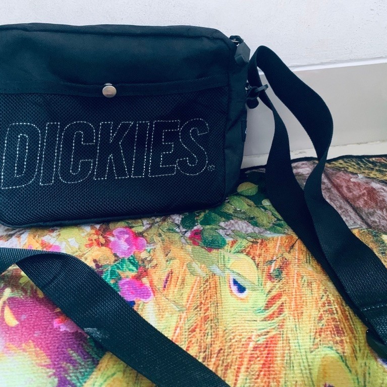 Tas selempang pria DICKIES warna hitam model sling bag casual dengan tali panjang