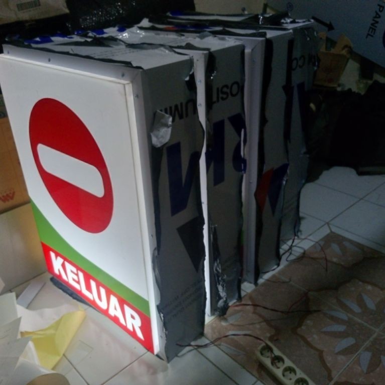 Signage / Neon Box KELUAR & MASUK untuk SPBU