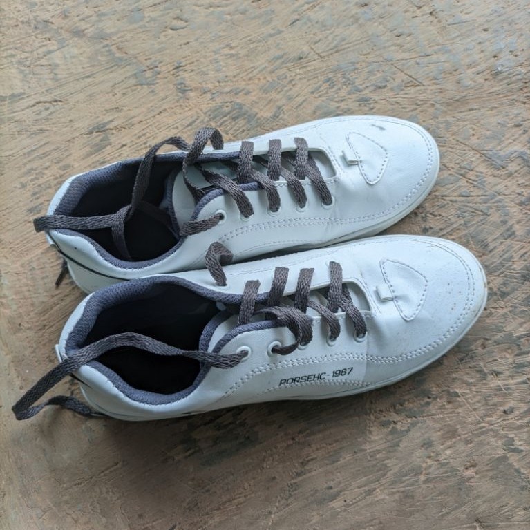 Sepatu Sneakers Pria Wanita Second Warna Putih Ukuran 42