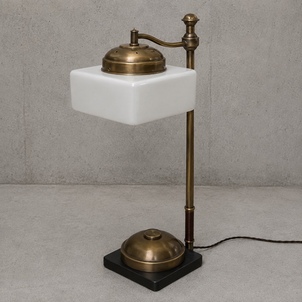 Lampu Meja Vintage Brass & Milk Glass – Gaya Banker Lamp | ±1920–1940an