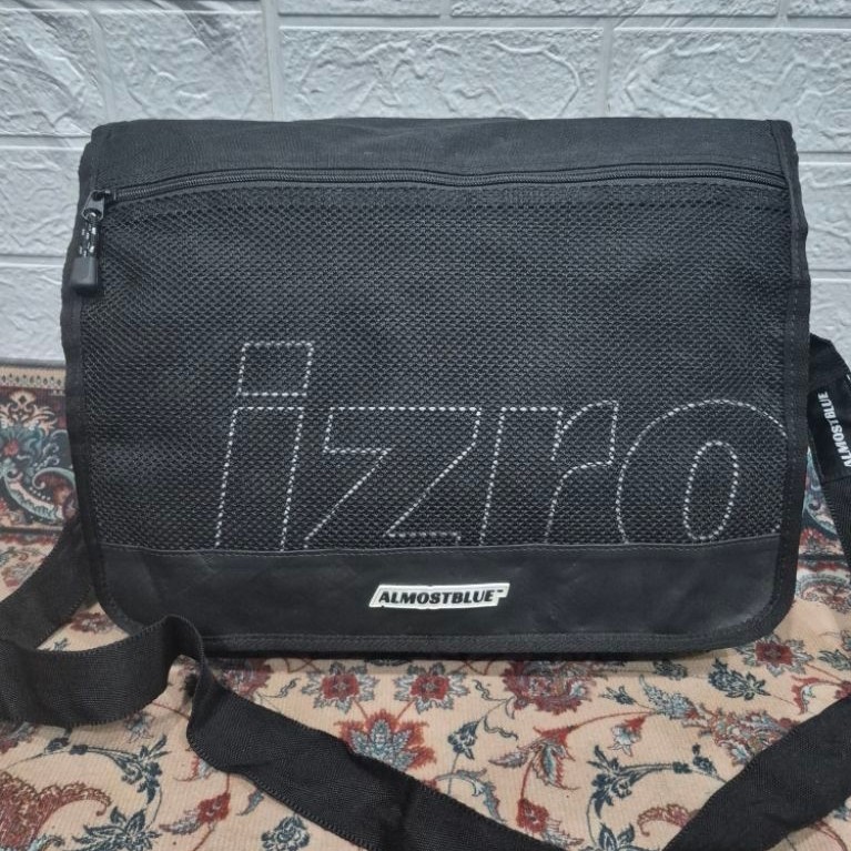 Almost Blue Izro Messenger Bag 4 Compartemen Laptop Slot
