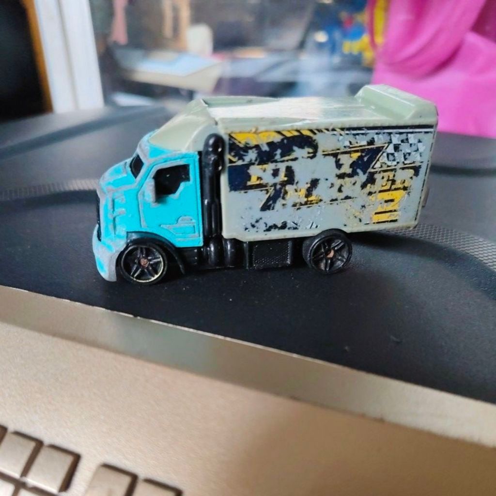 diecast hotwheels hiway hauler