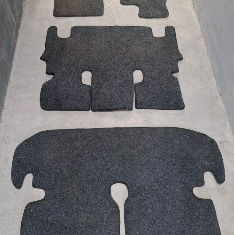 Dijual satu set karpet bludru original bawaan AUTO2000 Asli, bisa untuk avanza/Xenia lama 2004-2015.