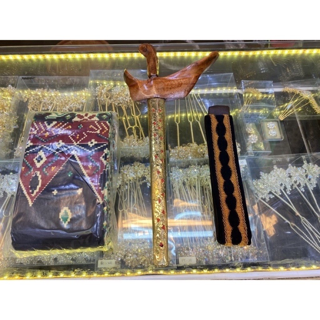 Lontong Kamus timang keris preloved among tamu