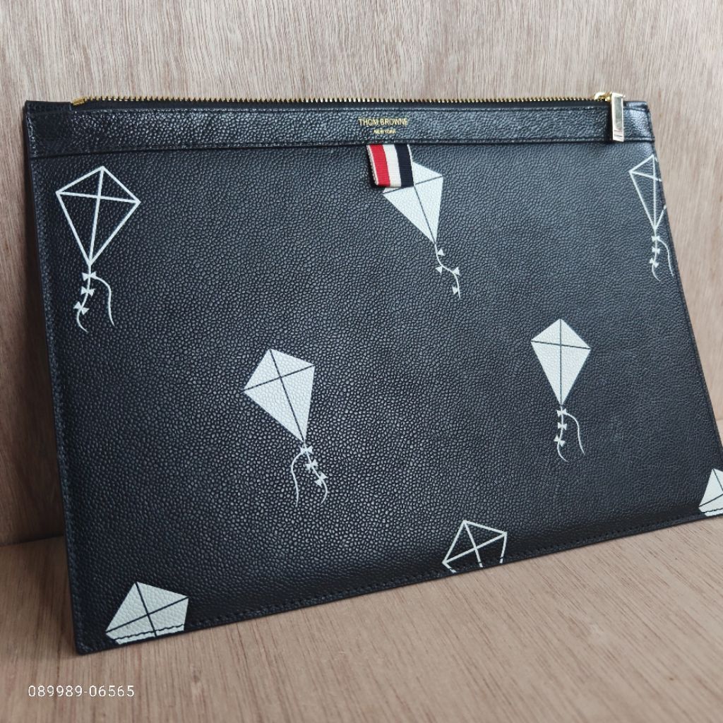 Tas  Clutch Hitam Thom Browne New York Motif Pesawat Zip Depan