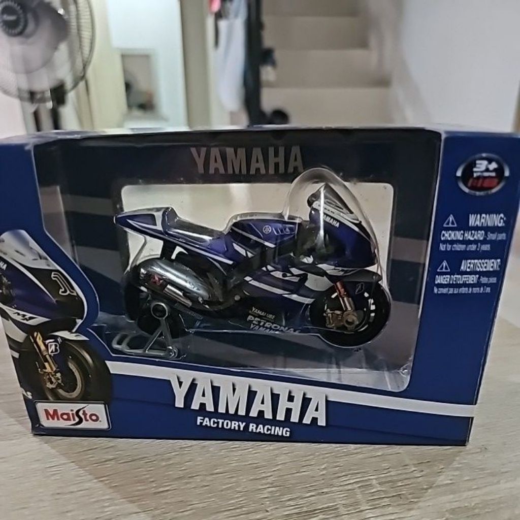 Diecast Maisto MotoGP Yamaha 2011 Jorge Lorenzo No.1 1:18